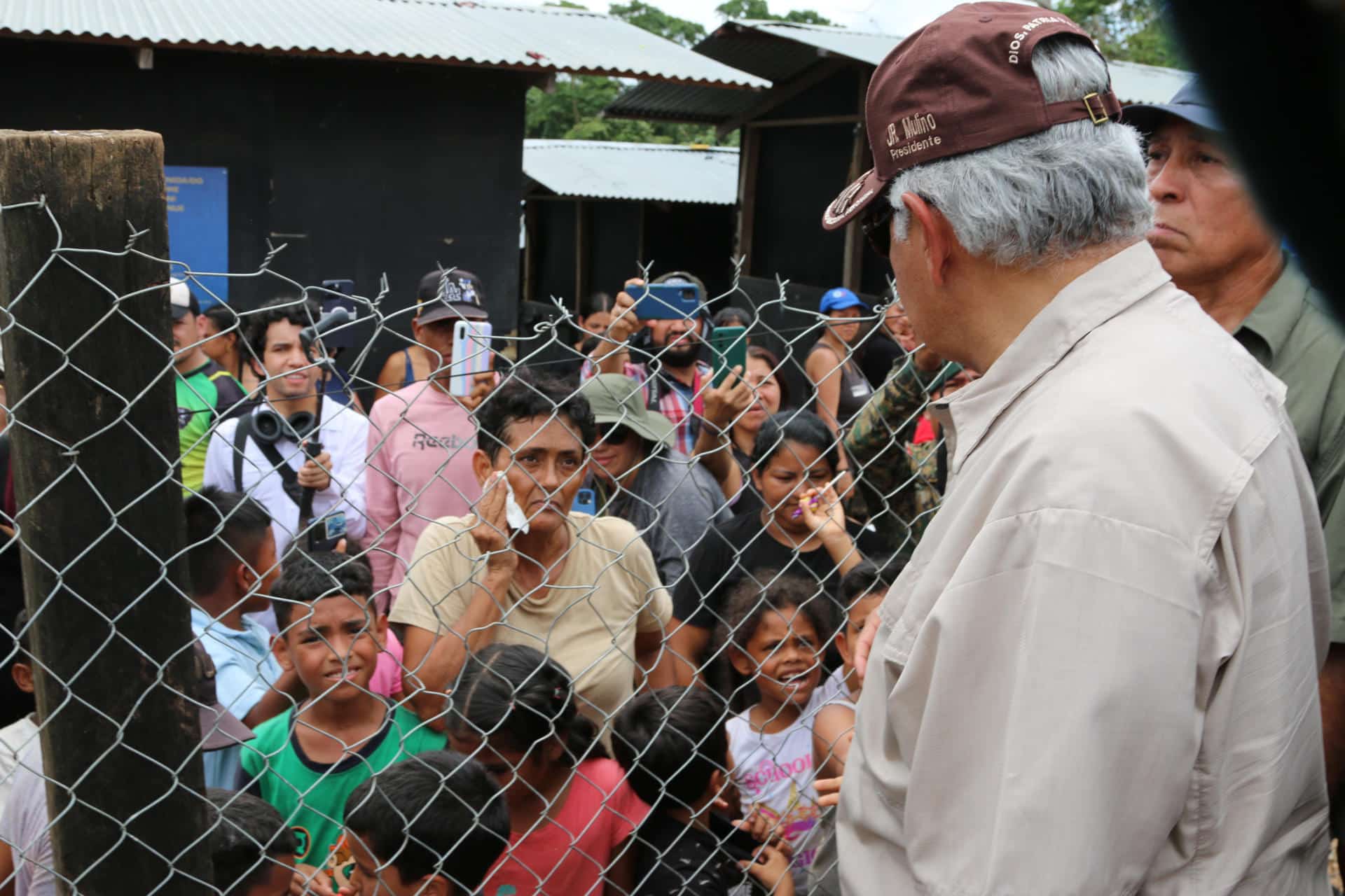 Fotografía de archivo del 28 de julio de 2024 del presidente de Panamá, José Raúl Mulino (d), saludando a migrantes en el albergue de Lajas Blancas, en Darién (Panamá). EFE/ Moncho Torres