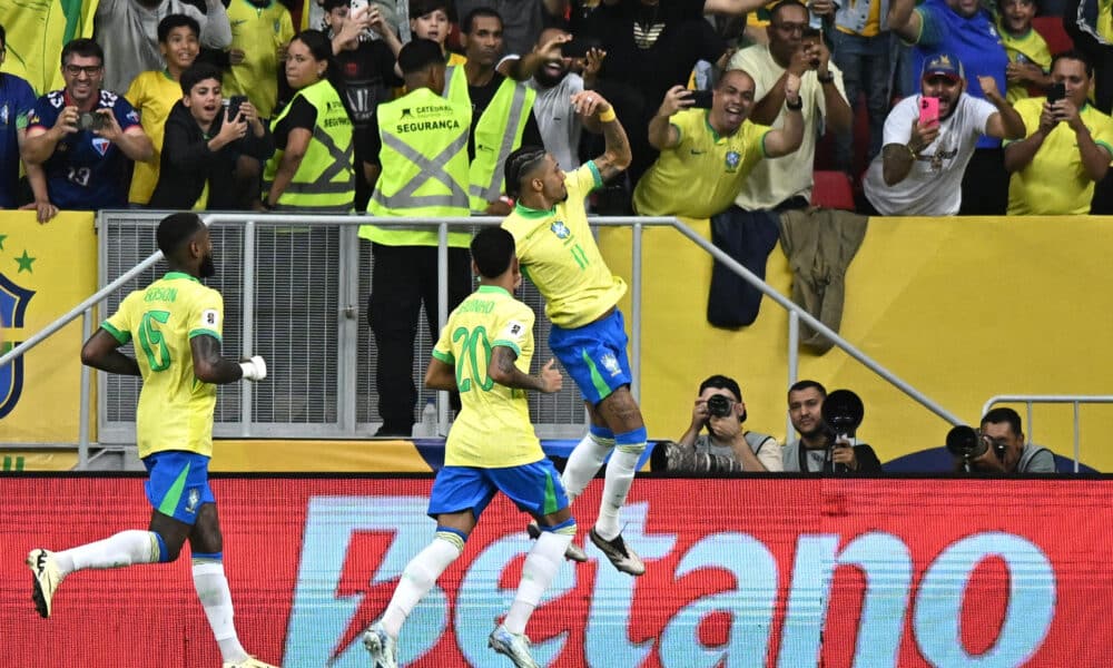 Rafinha (d) de Brasil celebra su gol en un partido de las eliminatorias sudamericanas el Mundial de 2026. EFE/ Andre Borges