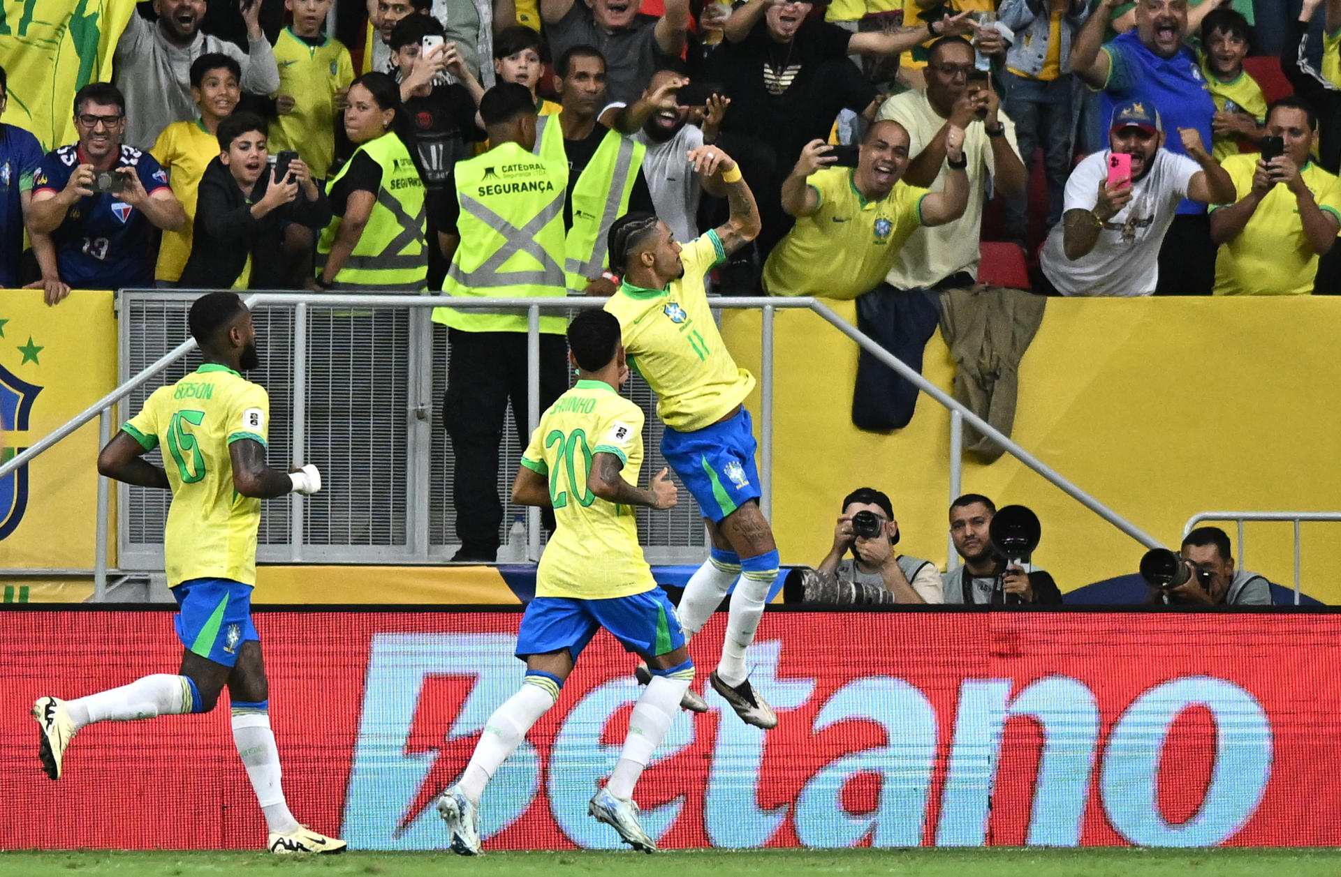 Rafinha (d) de Brasil celebra su gol en un partido de las eliminatorias sudamericanas el Mundial de 2026. EFE/ Andre Borges