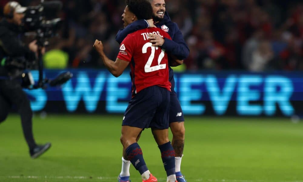 Tiago Santos (I) , del Lille, celebra el 1-0. EFE/EPA/MOHAMMED BADRA