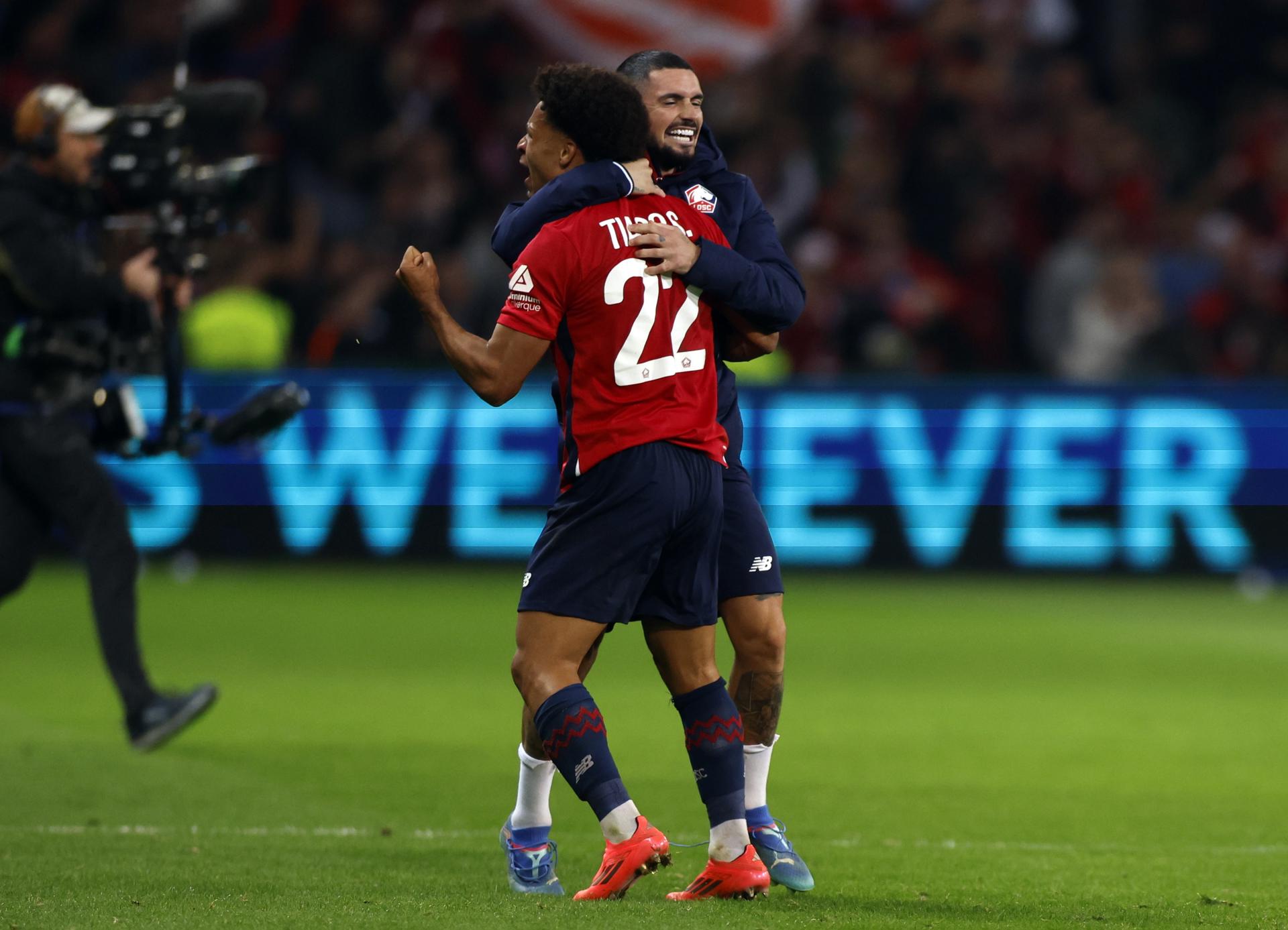 Tiago Santos (I) , del Lille, celebra el 1-0. EFE/EPA/MOHAMMED BADRA