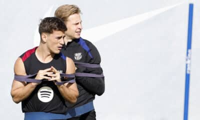 -FOTODELDIA- BARCELONA, 19/10/2024.- El centrocampista Pablo Paez Gavira 'Gavi' (i) junto a su compañero, el neerlandés Frenkie de Jong, en el entrenamiento del Barcelona en la Ciudad Deportiva Joan Gamper en Sant Joan Despí. EFE/ Alberto Estévez