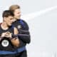 -FOTODELDIA- BARCELONA, 19/10/2024.- El centrocampista Pablo Paez Gavira 'Gavi' (i) junto a su compañero, el neerlandés Frenkie de Jong, en el entrenamiento del Barcelona en la Ciudad Deportiva Joan Gamper en Sant Joan Despí. EFE/ Alberto Estévez