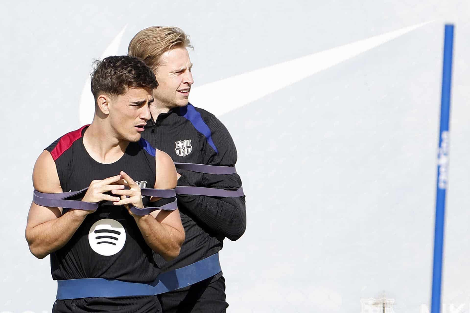 -FOTODELDIA- BARCELONA, 19/10/2024.- El centrocampista Pablo Paez Gavira 'Gavi' (i) junto a su compañero, el neerlandés Frenkie de Jong, en el entrenamiento del Barcelona en la Ciudad Deportiva Joan Gamper en Sant Joan Despí. EFE/ Alberto Estévez