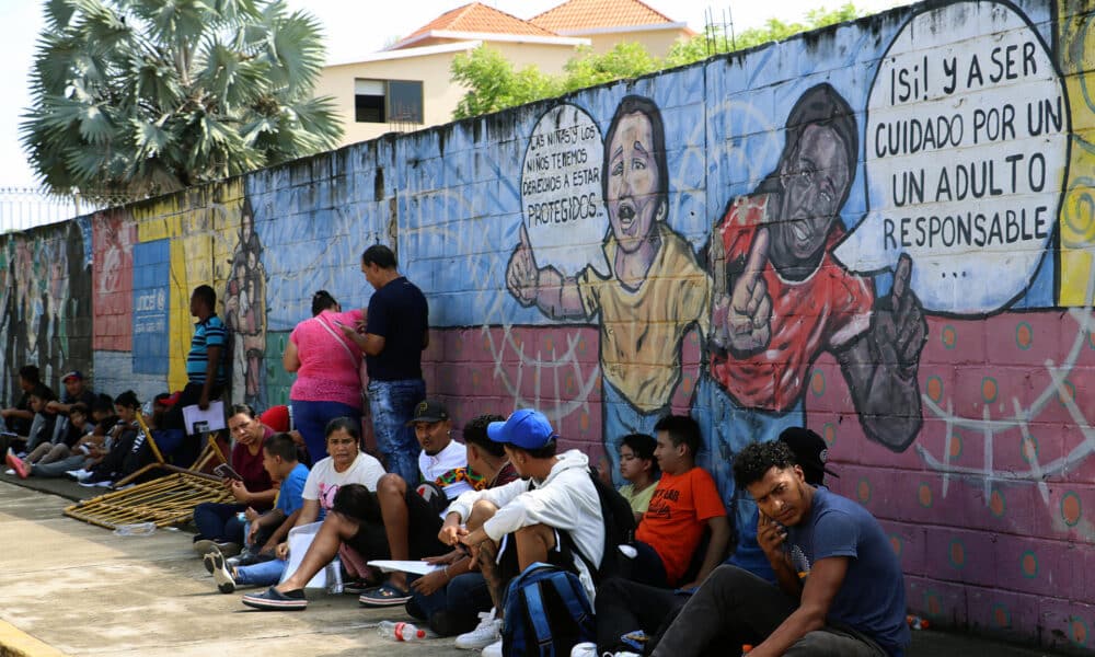 Imagen de migrantes que hacen fila en las oficinas migratorias en Tegucigalpa, Honduras. EFE/Juan Manuel Blanco