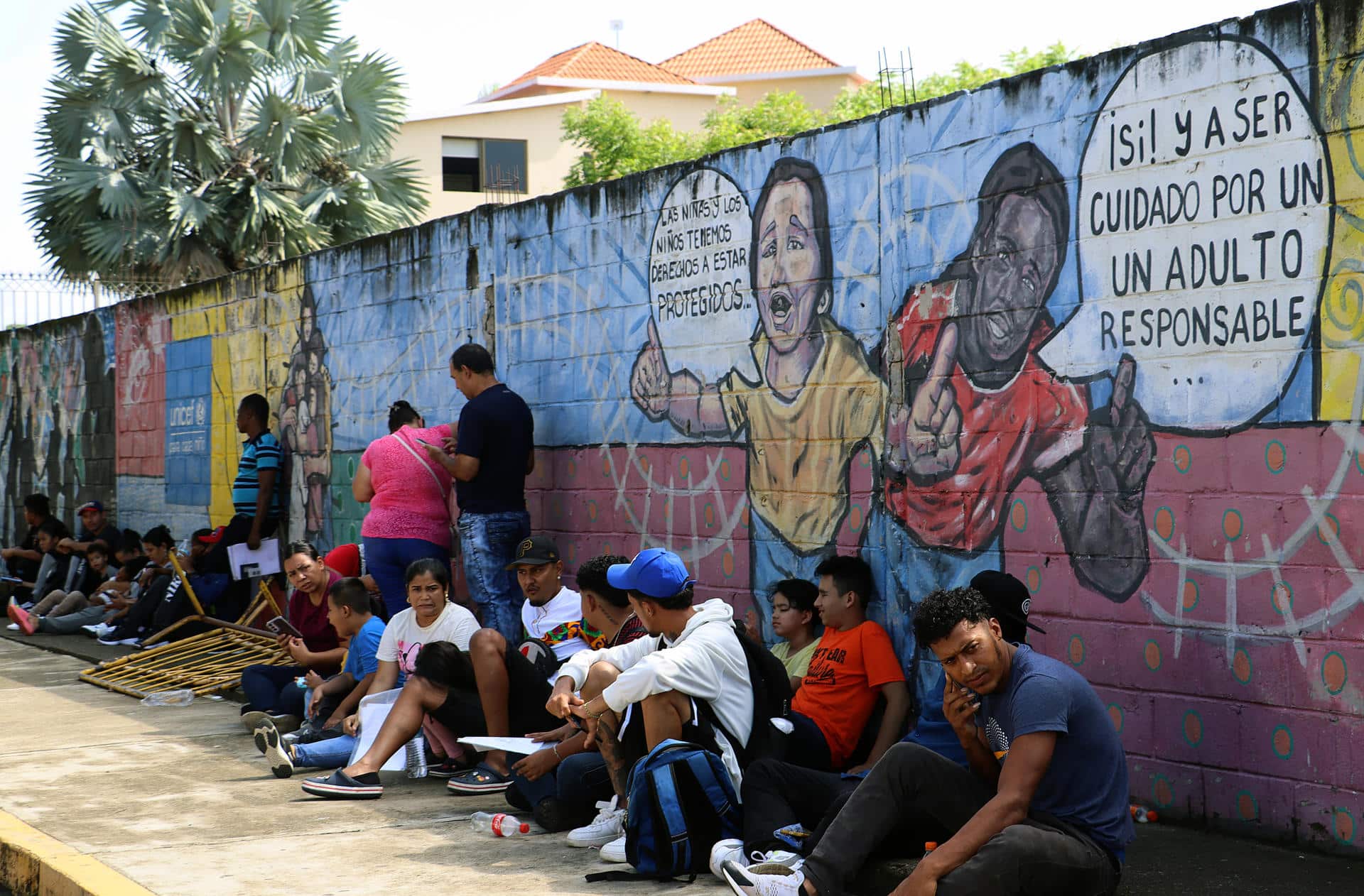 Imagen de migrantes que hacen fila en las oficinas migratorias en Tegucigalpa, Honduras. EFE/Juan Manuel Blanco