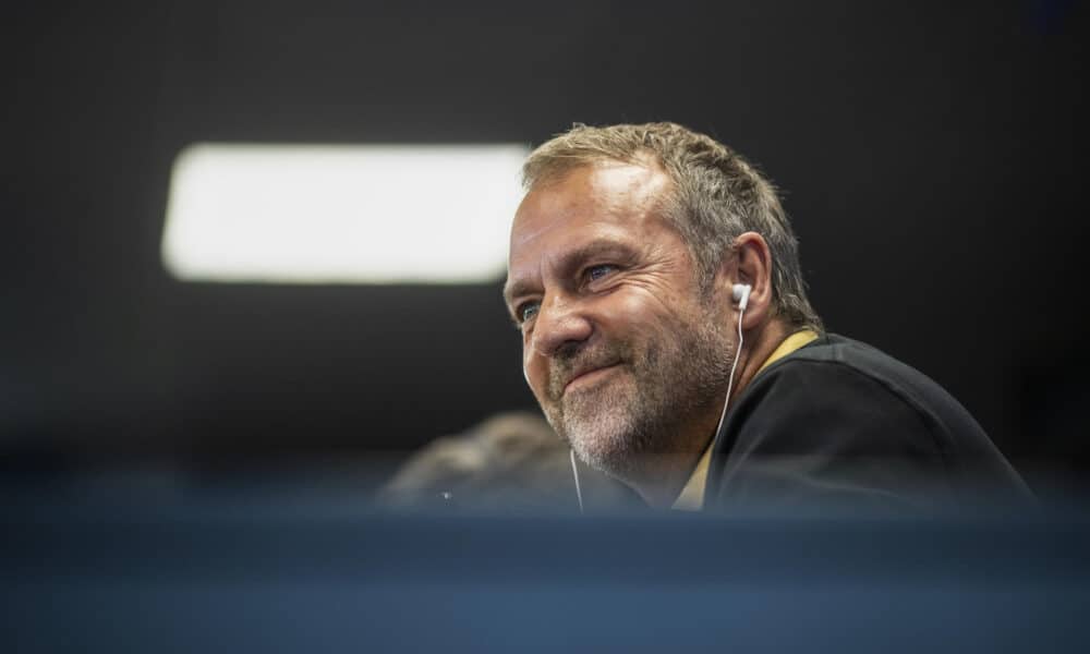 El entrenador del FC Barcelona Hansi Flick, en rueda de prensa posterior al entrenamiento realizado este sábado en la Ciudad Deportiva Juan Gamper en la víspera del partido de la novena jornada de LaLiga EA Sports que el equipo disputa ante el Alavés. EFE/Marta Pérez