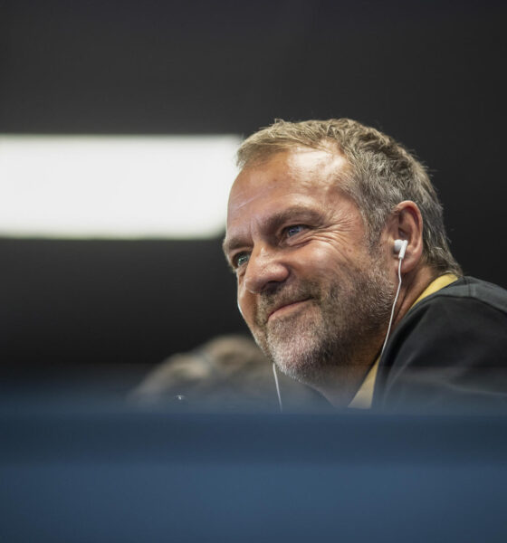 El entrenador del FC Barcelona Hansi Flick, en rueda de prensa posterior al entrenamiento realizado este sábado en la Ciudad Deportiva Juan Gamper en la víspera del partido de la novena jornada de LaLiga EA Sports que el equipo disputa ante el Alavés. EFE/Marta Pérez