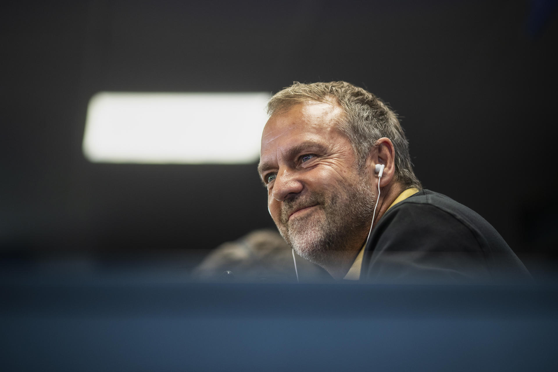 El entrenador del FC Barcelona Hansi Flick, en rueda de prensa posterior al entrenamiento realizado este sábado en la Ciudad Deportiva Juan Gamper en la víspera del partido de la novena jornada de LaLiga EA Sports que el equipo disputa ante el Alavés. EFE/Marta Pérez