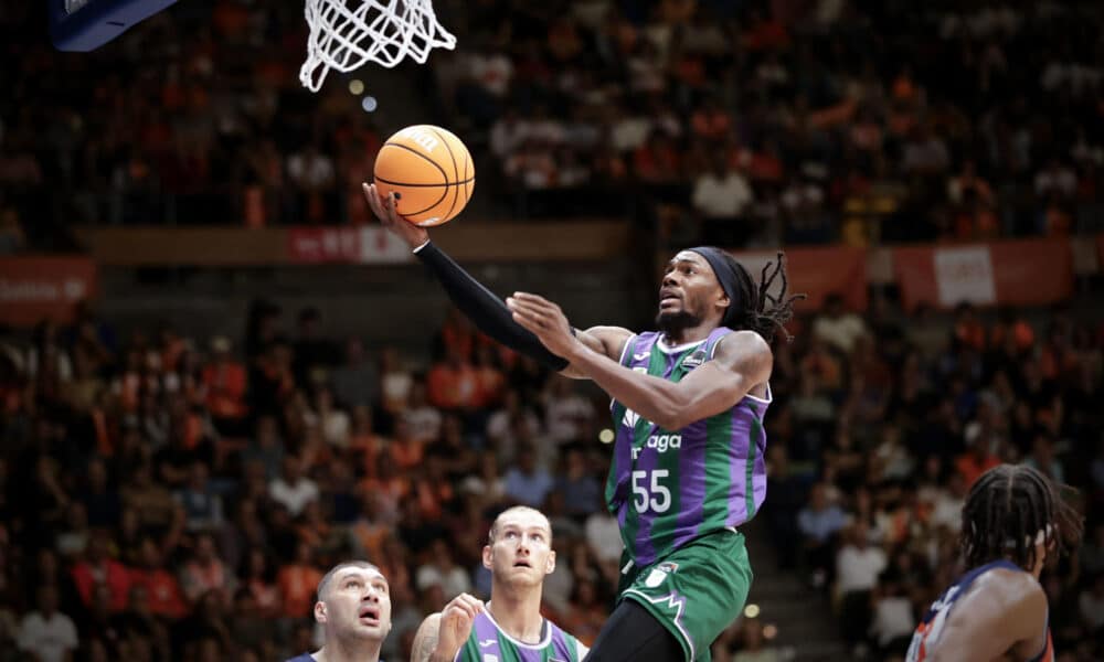 El base estadounidense nacionalizado montenegrino del Unicaja de Málaga, Kendrick Perry, anota frente al Básquet Coruña durante el encuentro correspondiente a la cuarta jornada de la Liga Endesa que enfrentó a ambos equipos en el Coliseum de A Coruña. EFE/Cabalar