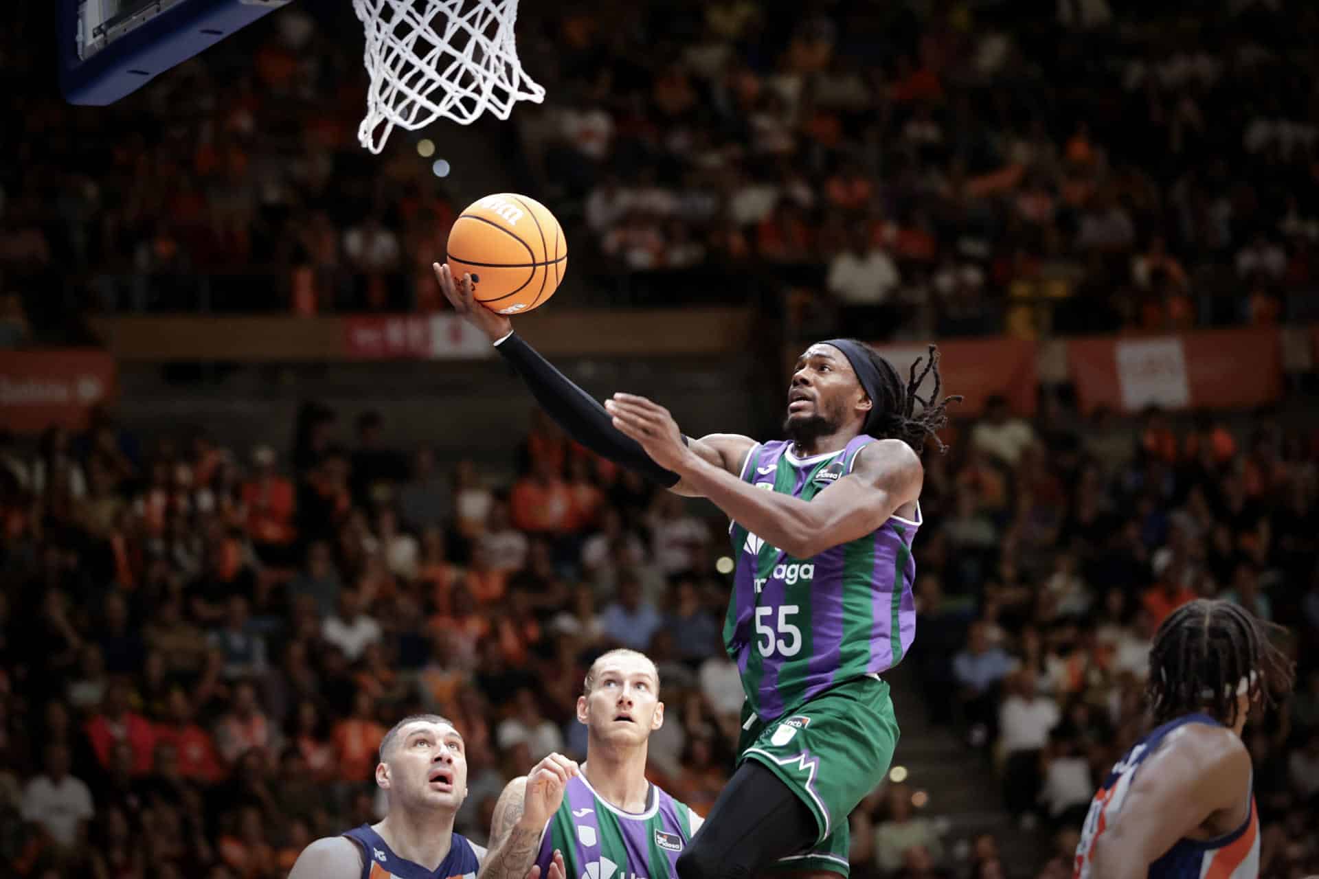 El base estadounidense nacionalizado montenegrino del Unicaja de Málaga, Kendrick Perry, anota frente al Básquet Coruña durante el encuentro correspondiente a la cuarta jornada de la Liga Endesa que enfrentó a ambos equipos en el Coliseum de A Coruña. EFE/Cabalar