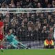 El brasileño Richarlison, del Tottenham, marca el gol de la victoria de su equipo contra el AZ Alkmaar. EFE/EPA/ANDY RAIN