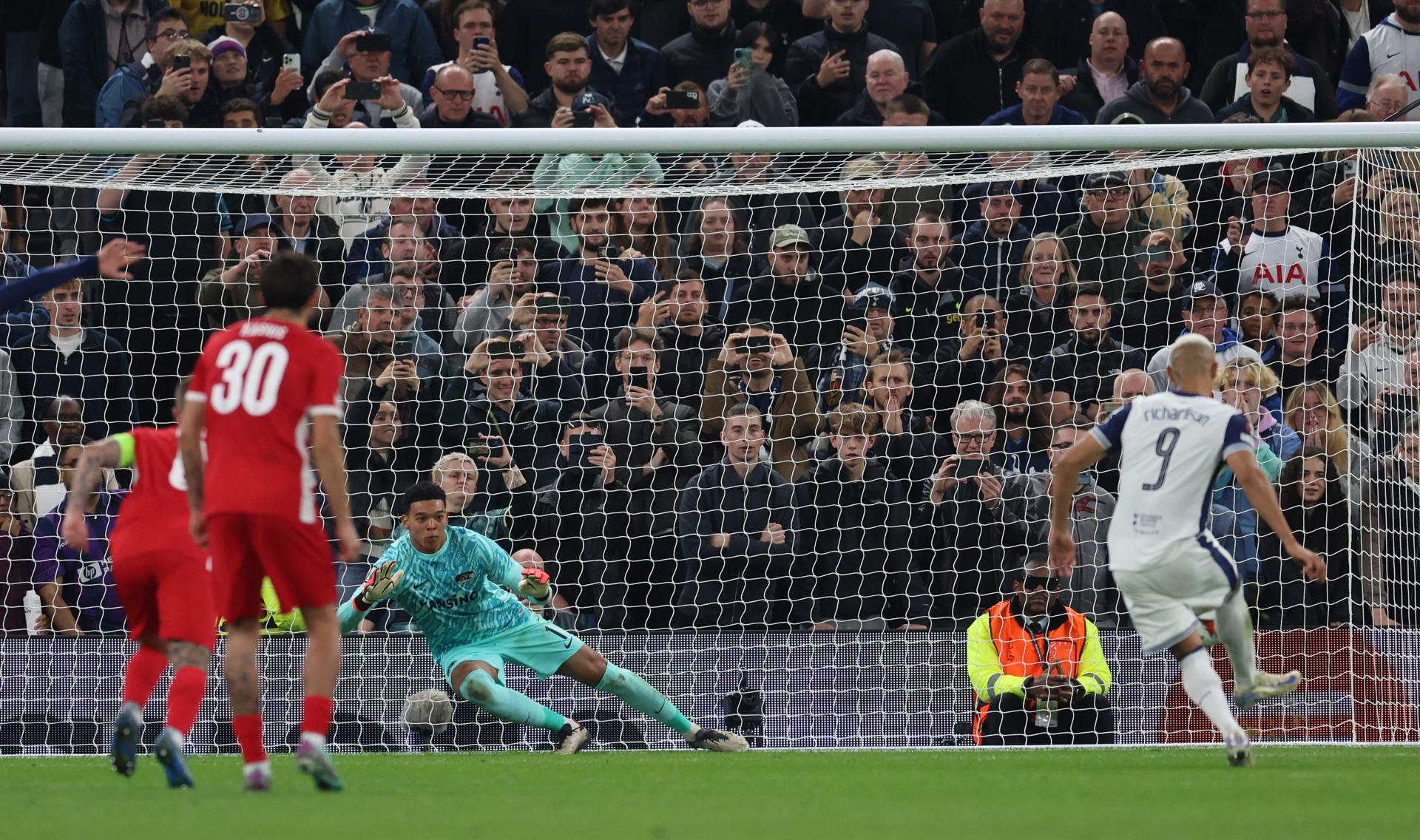 El brasileño Richarlison, del Tottenham, marca el gol de la victoria de su equipo contra el AZ Alkmaar. EFE/EPA/ANDY RAIN