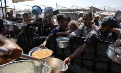 Fotografía de archivo de palestinos desplazados internos recibiendo alimentos donados. EFE/HAITHAM IMAD