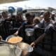 Fotografía de archivo de palestinos desplazados internos recibiendo alimentos donados. EFE/HAITHAM IMAD