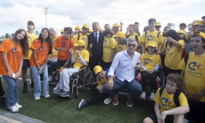 El presidente del FC Barcelona, Joan Laporta (c), durante su visita al Día de Puertas Abiertas de la Fundación Cruyff, de la que es uno de sus patronos, en el Complejo Deportivo Municipal La Mar Bella de Barcelona desde donde afirmó que el equipo "ha empezado bien" la temporada y que su nuevo entrenador, Hansi Flick, "no busca excusas".EFE/ Marta Pérez