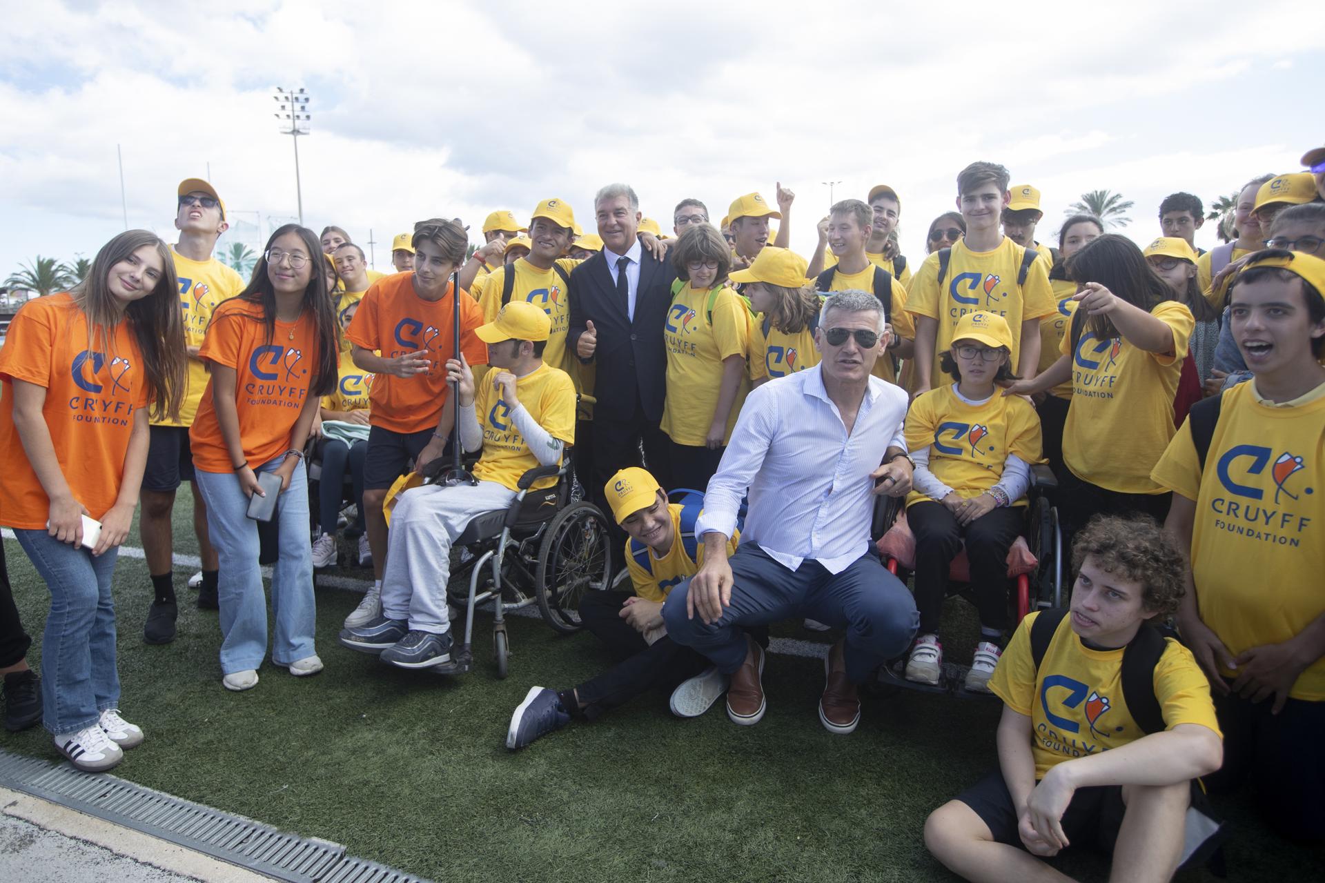 El presidente del FC Barcelona, Joan Laporta (c), durante su visita al Día de Puertas Abiertas de la Fundación Cruyff, de la que es uno de sus patronos, en el Complejo Deportivo Municipal La Mar Bella de Barcelona desde donde afirmó que el equipo "ha empezado bien" la temporada y que su nuevo entrenador, Hansi Flick, "no busca excusas".EFE/ Marta Pérez