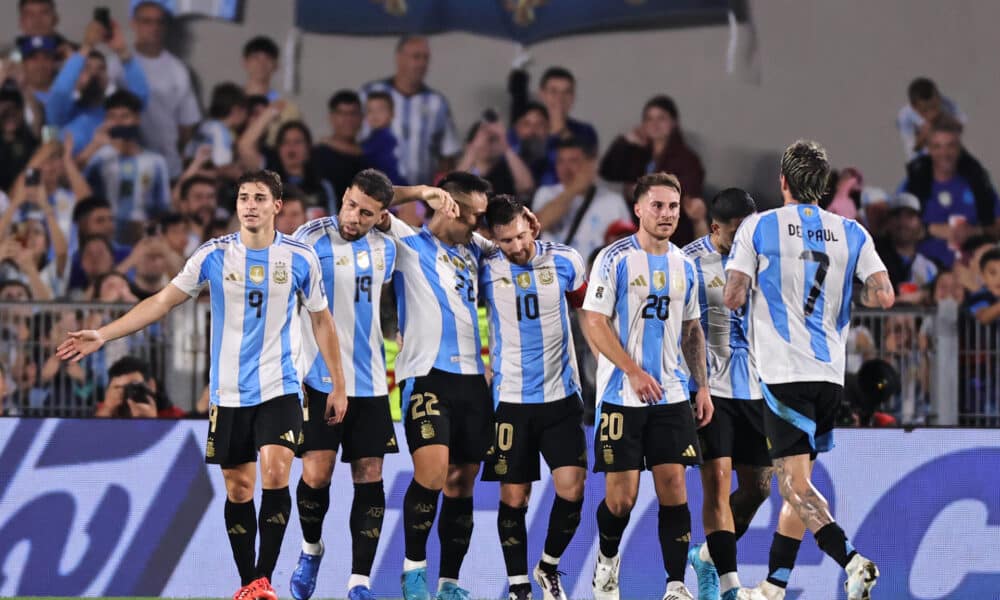 Jugadores de Argentina fueron registrados este martes, 15 de octubre, al celebrar un gol que Lionel Messi (c) le anotó a Bolivia, durante un partido de la fecha 10 de las eliminatoria suramericanas al Mundial FIFA de 2026, en el estadio Más Monumental de Buenos Aires (Argentina). EFE/Juan Ignacio Roncoroni