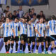 Jugadores de Argentina fueron registrados este martes, 15 de octubre, al celebrar un gol que Lionel Messi (c) le anotó a Bolivia, durante un partido de la fecha 10 de las eliminatoria suramericanas al Mundial FIFA de 2026, en el estadio Más Monumental de Buenos Aires (Argentina). EFE/Juan Ignacio Roncoroni