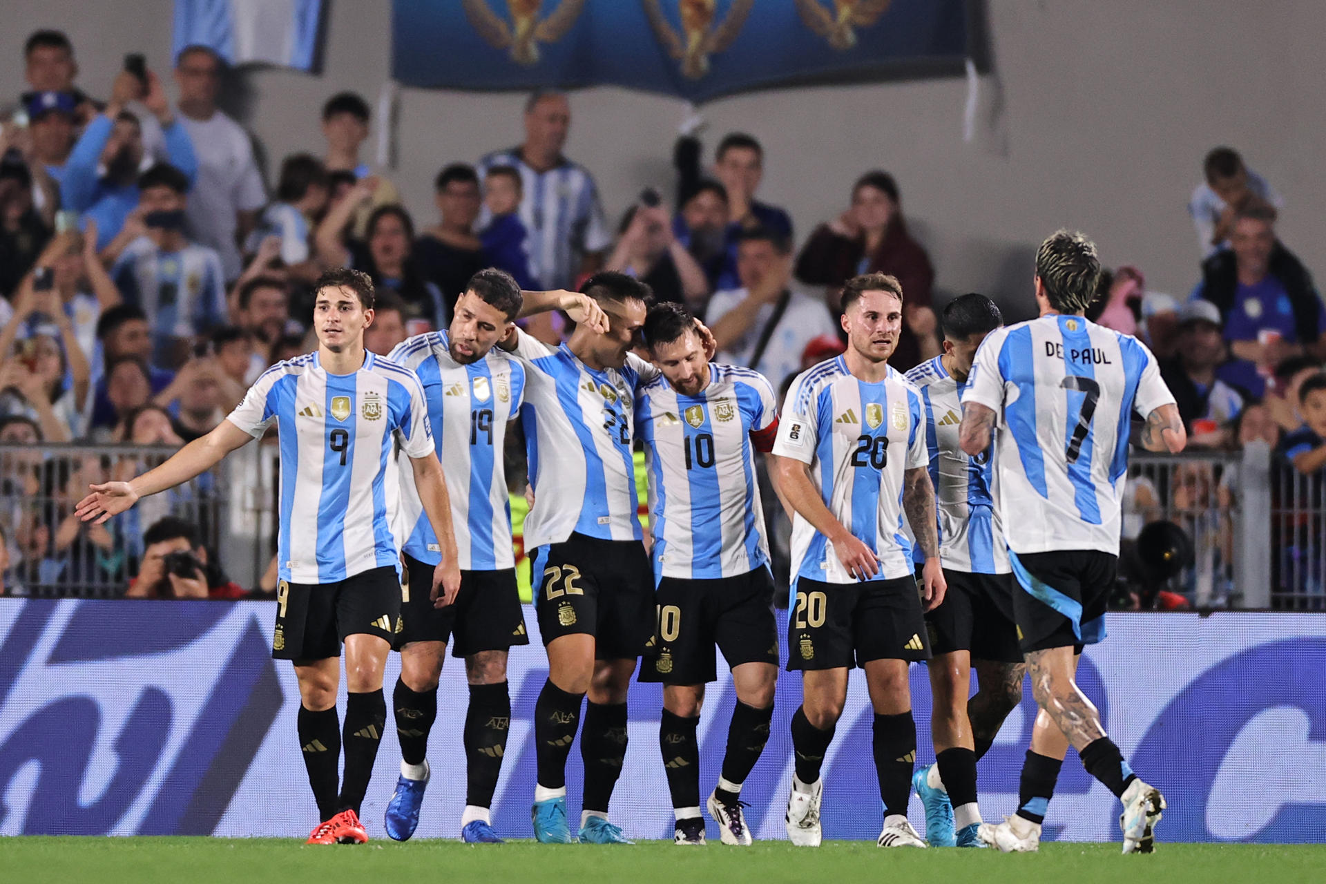 Jugadores de Argentina fueron registrados este martes, 15 de octubre, al celebrar un gol que Lionel Messi (c) le anotó a Bolivia, durante un partido de la fecha 10 de las eliminatoria suramericanas al Mundial FIFA de 2026, en el estadio Más Monumental de Buenos Aires (Argentina). EFE/Juan Ignacio Roncoroni