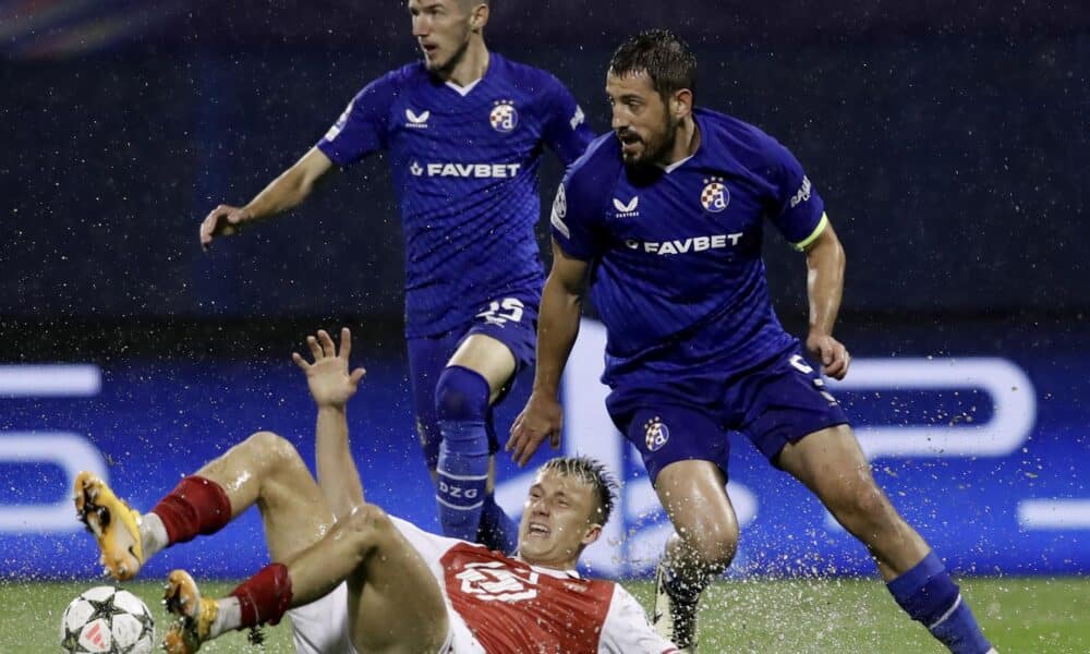 Arijan Ademi (d), del Dinamo, en acción ante el ruso del Mónaco Alexander Golovin (I) durante el partido de la segunda jornada de la UEFA Champions League que han jugado Dinamo Zagreb y Monaco en Zagreb, Croacia. EFE/EPA/ANTONIO BAT