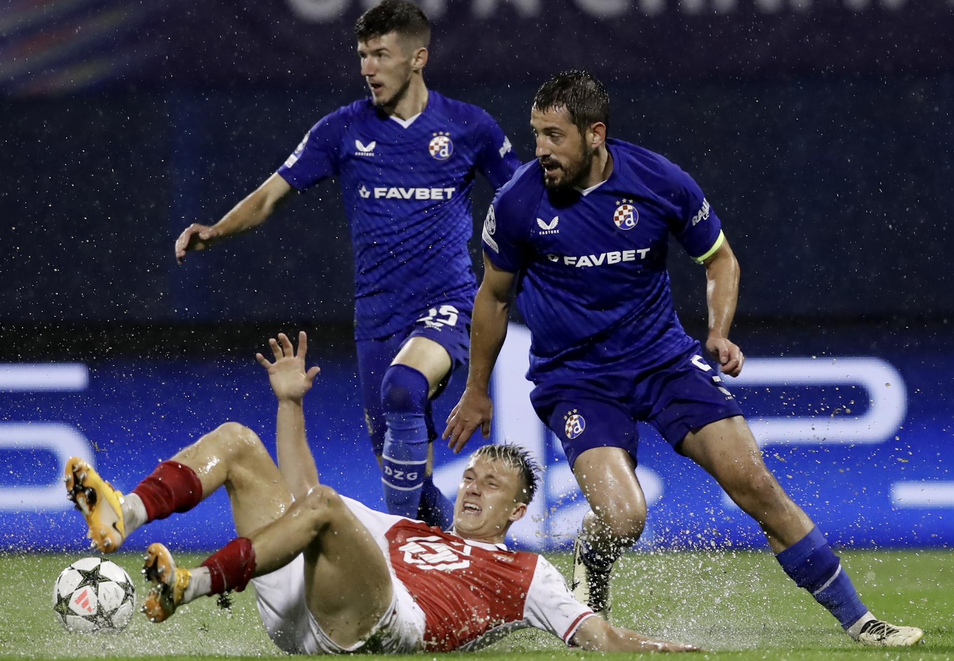 Arijan Ademi (d), del Dinamo, en acción ante el ruso del Mónaco Alexander Golovin (I) durante el partido de la segunda jornada de la UEFA Champions League que han jugado Dinamo Zagreb y Monaco en Zagreb, Croacia. EFE/EPA/ANTONIO BAT