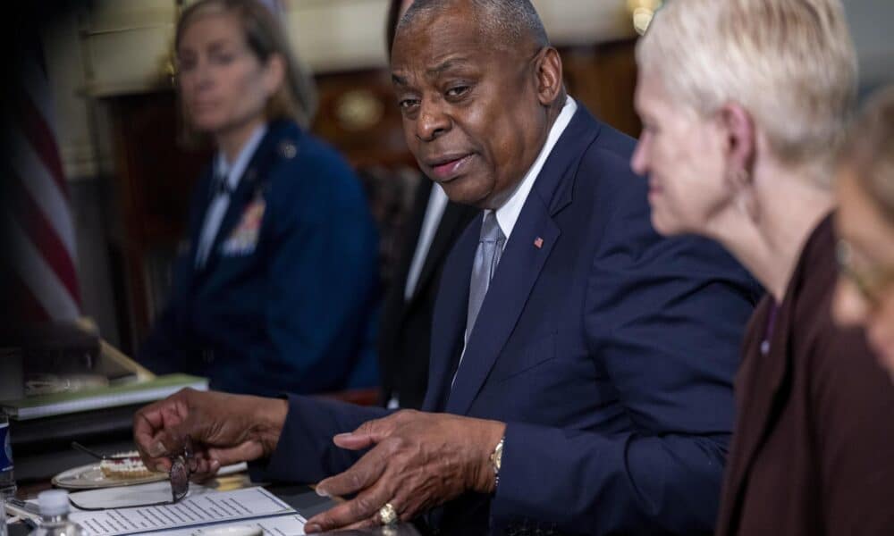 Fotografía de archivo del secretario de Defensa de Estados Unidos, Lloyd Austin, durante una reunión con el ministro de Defensa danés, Troels Lund Poulsen (no en la foto), en el Pentágono en Arlington, Virginia, EE.UU., el 15 de octubre de 2024.EFE/EPA/Shawn Thew