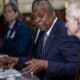 Fotografía de archivo del secretario de Defensa de Estados Unidos, Lloyd Austin, durante una reunión con el ministro de Defensa danés, Troels Lund Poulsen (no en la foto), en el Pentágono en Arlington, Virginia, EE.UU., el 15 de octubre de 2024.EFE/EPA/Shawn Thew