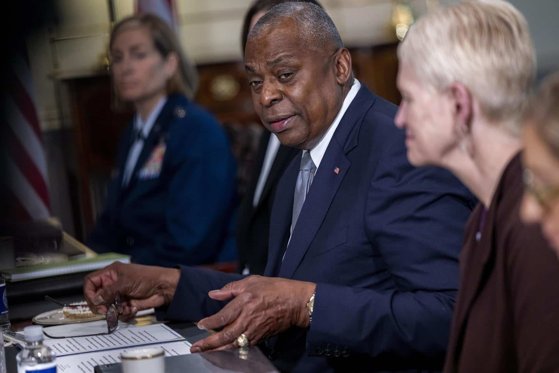 Fotografía de archivo del secretario de Defensa de Estados Unidos, Lloyd Austin, durante una reunión con el ministro de Defensa danés, Troels Lund Poulsen (no en la foto), en el Pentágono en Arlington, Virginia, EE.UU., el 15 de octubre de 2024.EFE/EPA/Shawn Thew