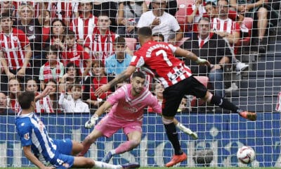 El media punta del Athletic Álex Berenguer (d) anota un gol durante el partido de LaLiga EA Sports entre el Athletic Club y el Espanyol, en el estadio de San Mamés en Bilbao. EFE/ Miguel Toña