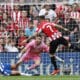 El media punta del Athletic Álex Berenguer (d) anota un gol durante el partido de LaLiga EA Sports entre el Athletic Club y el Espanyol, en el estadio de San Mamés en Bilbao. EFE/ Miguel Toña