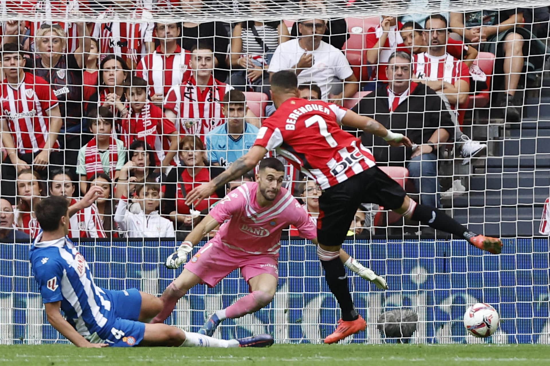 El media punta del Athletic Álex Berenguer (d) anota un gol durante el partido de LaLiga EA Sports entre el Athletic Club y el Espanyol, en el estadio de San Mamés en Bilbao. EFE/ Miguel Toña