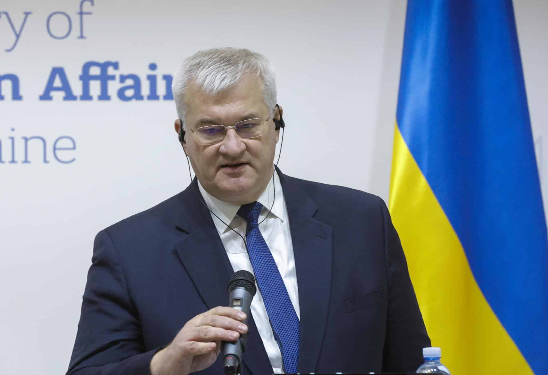 El ministro ucraniano de Asuntos Exteriores, Andrí Sibiga, durante una conferencia de prensa ofrecida en Kiev junto a su homólogo francés, Jean-Noël Barrot. EFE/EPA/Sergey Dolzhenko