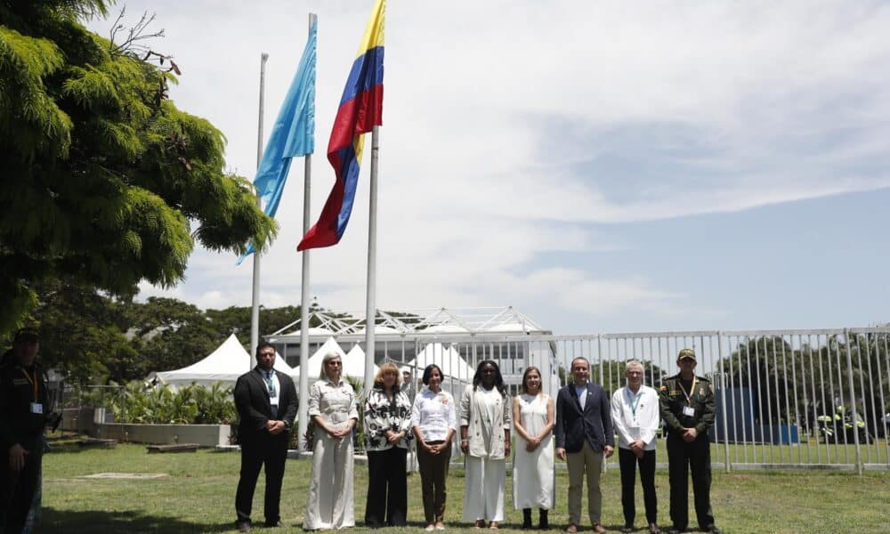 Desde la izquierda el Coordinador de seguridad de la COP16 de las Naciones Unidas, Dario Conte, la gobernadora del Valle del Cauca, Dilian Francisca Toro; la secretaria ejecutiva del Convenio sobre la Diversidad Biológica de la ONU, Astrid Schomaker; la ministra de Medio Ambiente de Colombia, Susana Muhamad; la viceministra de asuntos multilaterales de ministerio de relaciones exteriores de Colombia, Kandya Gisella Obezo; la viceministra de defensa nacional y oficial de seguridad superior de la COP16, Daniela Gómez Rivas; el alcalde de Cali, Alejandro Eder, y el general de la Policía de Colombia, Jose Ramírez, posan durante un acto este lunes en la ciudad de Cali (Colombia). EFE/ Ernesto Guzmán