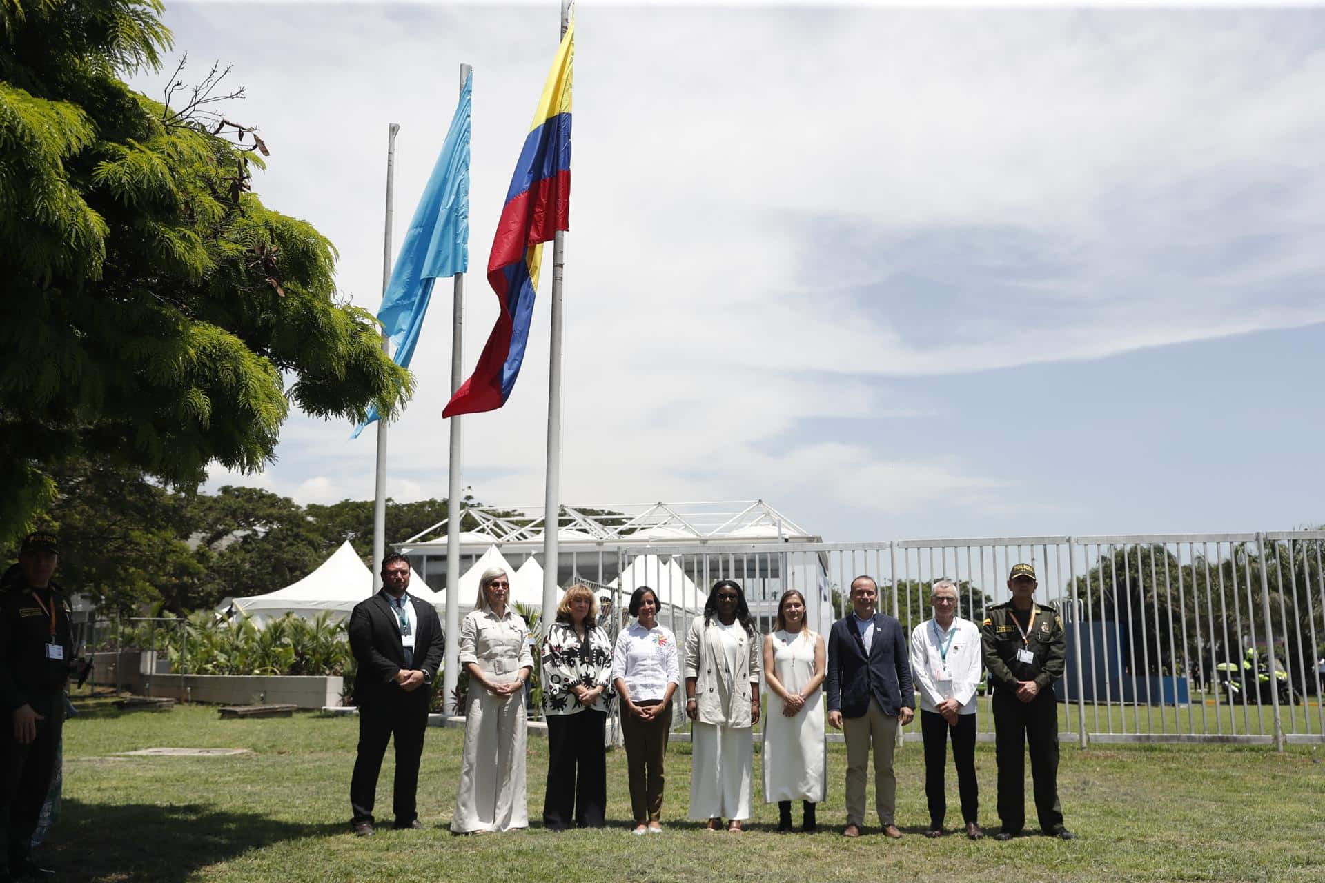 Desde la izquierda el Coordinador de seguridad de la COP16 de las Naciones Unidas, Dario Conte, la gobernadora del Valle del Cauca, Dilian Francisca Toro; la secretaria ejecutiva del Convenio sobre la Diversidad Biológica de la ONU, Astrid Schomaker; la ministra de Medio Ambiente de Colombia, Susana Muhamad; la viceministra de asuntos multilaterales de ministerio de relaciones exteriores de Colombia, Kandya Gisella Obezo; la viceministra de defensa nacional y oficial de seguridad superior de la COP16, Daniela Gómez Rivas; el alcalde de Cali, Alejandro Eder, y el general de la Policía de Colombia, Jose Ramírez, posan durante un acto este lunes en la ciudad de Cali (Colombia). EFE/ Ernesto Guzmán