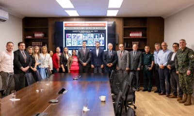 Fotografía cedida por presidencia de Paraguay del presidente de Paraguay, Santiago Peña (c), durante una reunión con familiares de personas secuestradas por el Ejército del Pueblo Paraguayo (EPP) en Mburuvicha Riga, en Asunción (Paraguay). EFE/ Presidencia De Paraguay