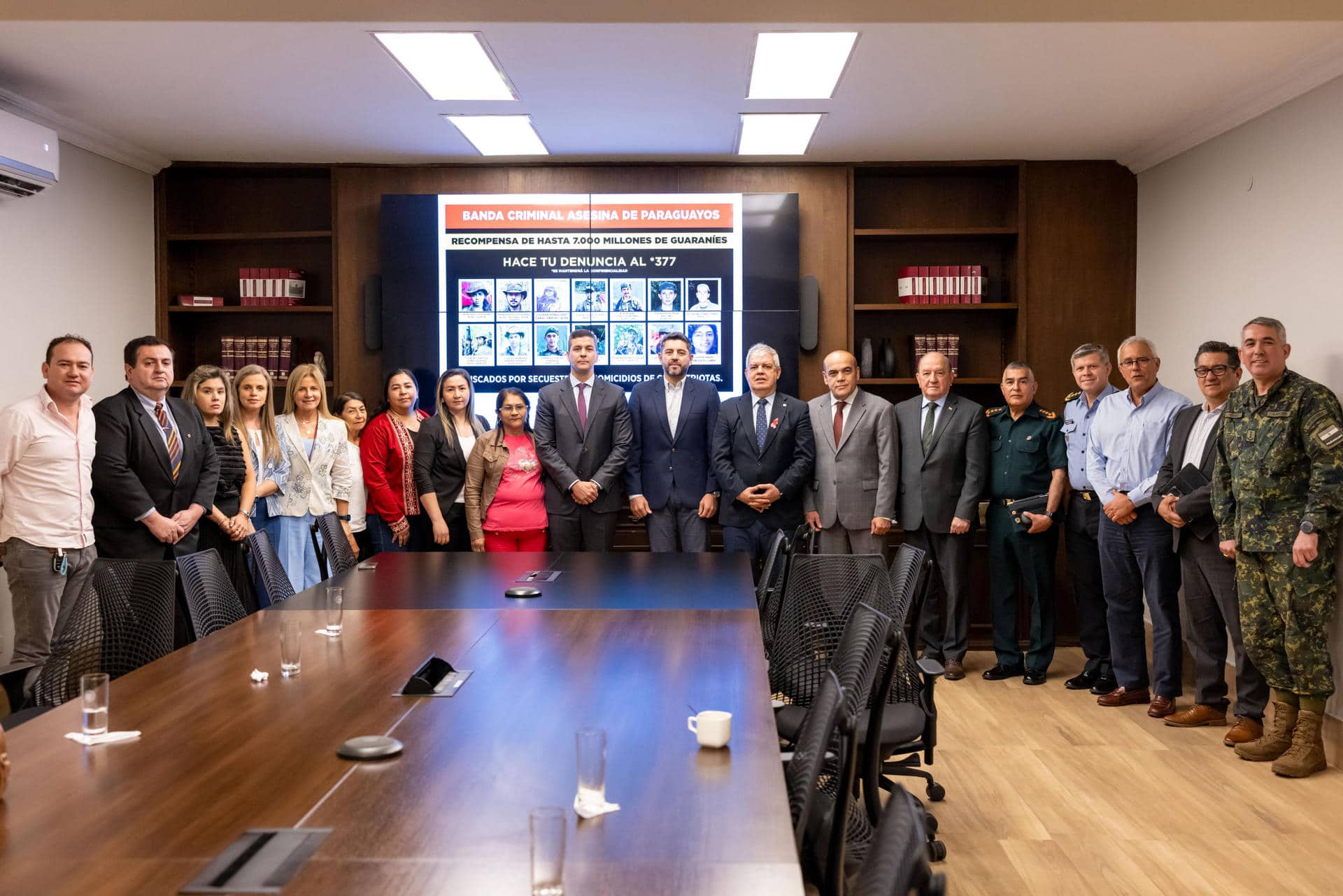 Fotografía cedida por presidencia de Paraguay del presidente de Paraguay, Santiago Peña (c), durante una reunión con familiares de personas secuestradas por el Ejército del Pueblo Paraguayo (EPP) en Mburuvicha Riga, en Asunción (Paraguay). EFE/ Presidencia De Paraguay