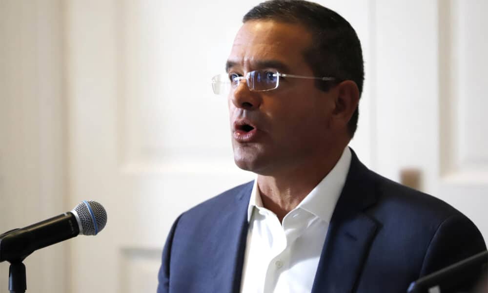 El gobernador de Puerto Rico, Pedro Pierluisi, habla durante una rueda de prensa en San Juan (Puerto Rico). Archivo. EFE/Thais Llorca