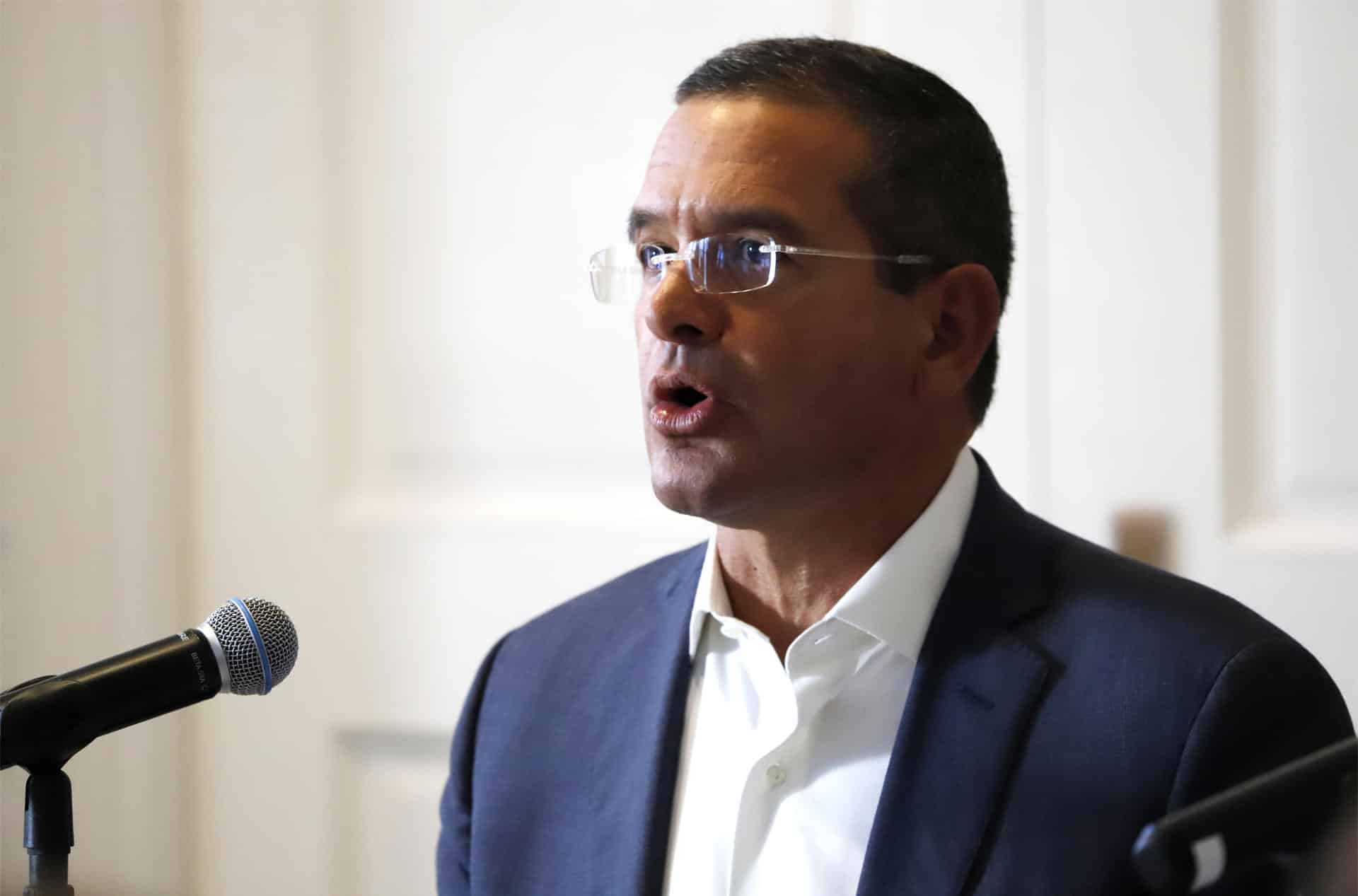 El gobernador de Puerto Rico, Pedro Pierluisi, habla durante una rueda de prensa en San Juan (Puerto Rico). Archivo. EFE/Thais Llorca