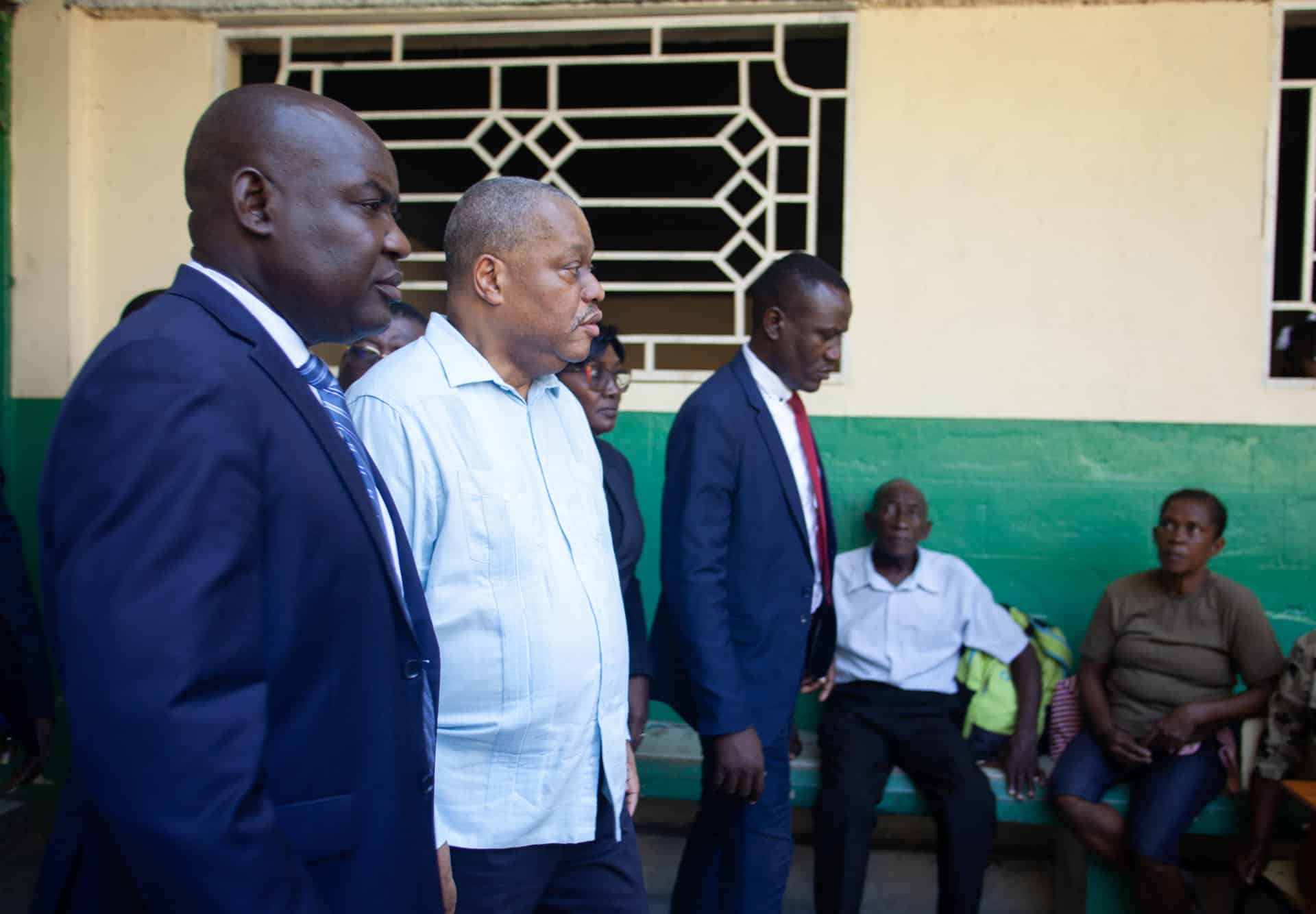 El primer ministro de Haití, Garry Conille, visita el liceo Jeunes Filles este martes durante el inicio del año escolar, en Puerto Príncipe (Haití). EFE/ Mentor David Lorens