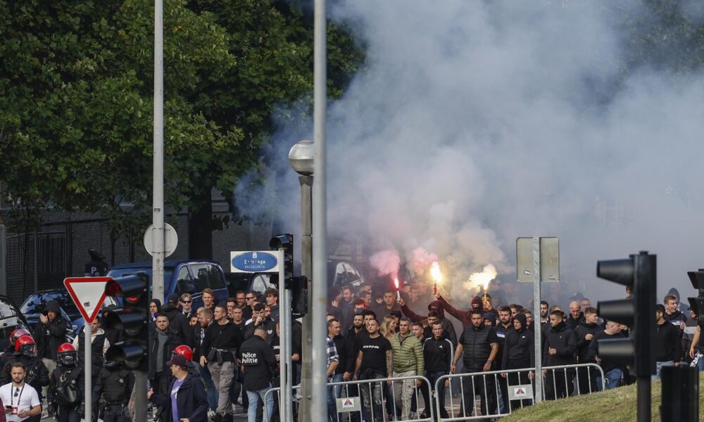 Aficionados del Anderlecht llegando al estadio Reale Arena de San Sebastián, horas antes del partido de la Liga Europa de fútbol entre la Real Sociedad y el equipo belga. EFE/Juan Herrero.