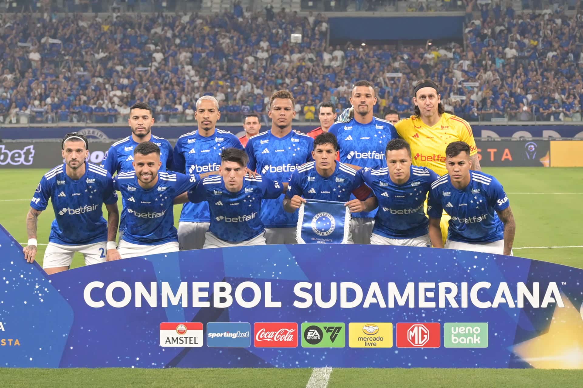 Jugadores de Cruzeiro posan en un partido de la Copa Sudamericana en Belo Horizonte (Brasil). EFE/ Joao Guilherme