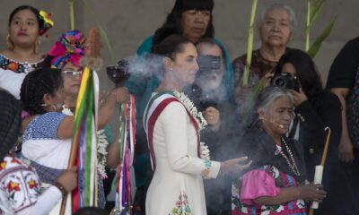 La presidenta de México, Claudia Sheinbaum (c), participa en la ceremonia de entrega del Bastón de Mando, por parte de los representantes de los pueblos indígenas, este martes en Ciudad de México (México). Archivo. EFE/Isaac Esquivel