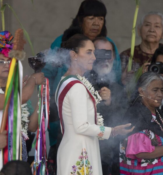 La presidenta de México, Claudia Sheinbaum (c), participa en la ceremonia de entrega del Bastón de Mando, por parte de los representantes de los pueblos indígenas, este martes en Ciudad de México (México). Archivo. EFE/Isaac Esquivel