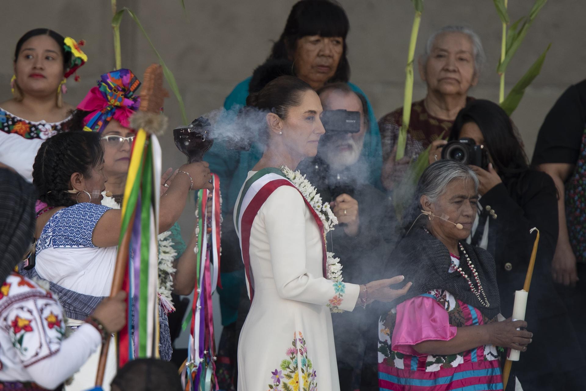 La presidenta de México, Claudia Sheinbaum (c), participa en la ceremonia de entrega del Bastón de Mando, por parte de los representantes de los pueblos indígenas, este martes en Ciudad de México (México). Archivo. EFE/Isaac Esquivel