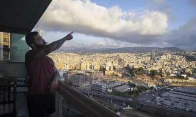 El libanés Shiva Karout en el balcón de su hogar en el barrio cristiano de Ashrafieh, donde su familia y él han vivido tres guerras en el Líbano durante los últimos 50 años. Karout tenía tan sólo seis años cuando aprendió lo que era una guerra. Su primer recuerdo es de 1996, con la 'Operación Uvas de la Ira' que lanzó Israel contra el Líbano, aunque ya desde 1975, en el inicio de la guerra civil, su familia veía desde el balcón los proyectiles que caían sobre Beirut. EFE/Isaac J. Martín