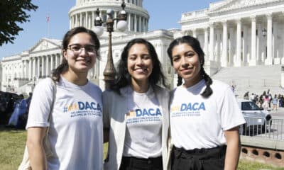 Las hermanas "soñadoras" Ingrid (i), Indira (c) e Imegrani Islas posan cerca del edificio del Congreso en Washington (Estados Unidos). EFE/ Lenin Nolly