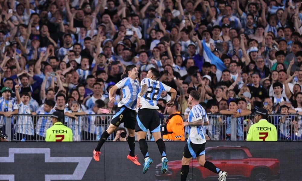 Jugadores de Argentina celebran un gol ante Bolivia en un partido de las eliminatorias sudamericanas para el Mundial 2026. EFE/ Juan Ignacio Roncoroni