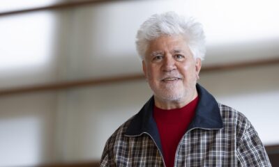 El cineasta español Pedro Almodóvar (i) habla durante una presentación de su nueva película, 'La habitación de al lado', este viernes en el Festival de Cine de Nueva York (Estados Unidos). EFE/Nora Quintanilla