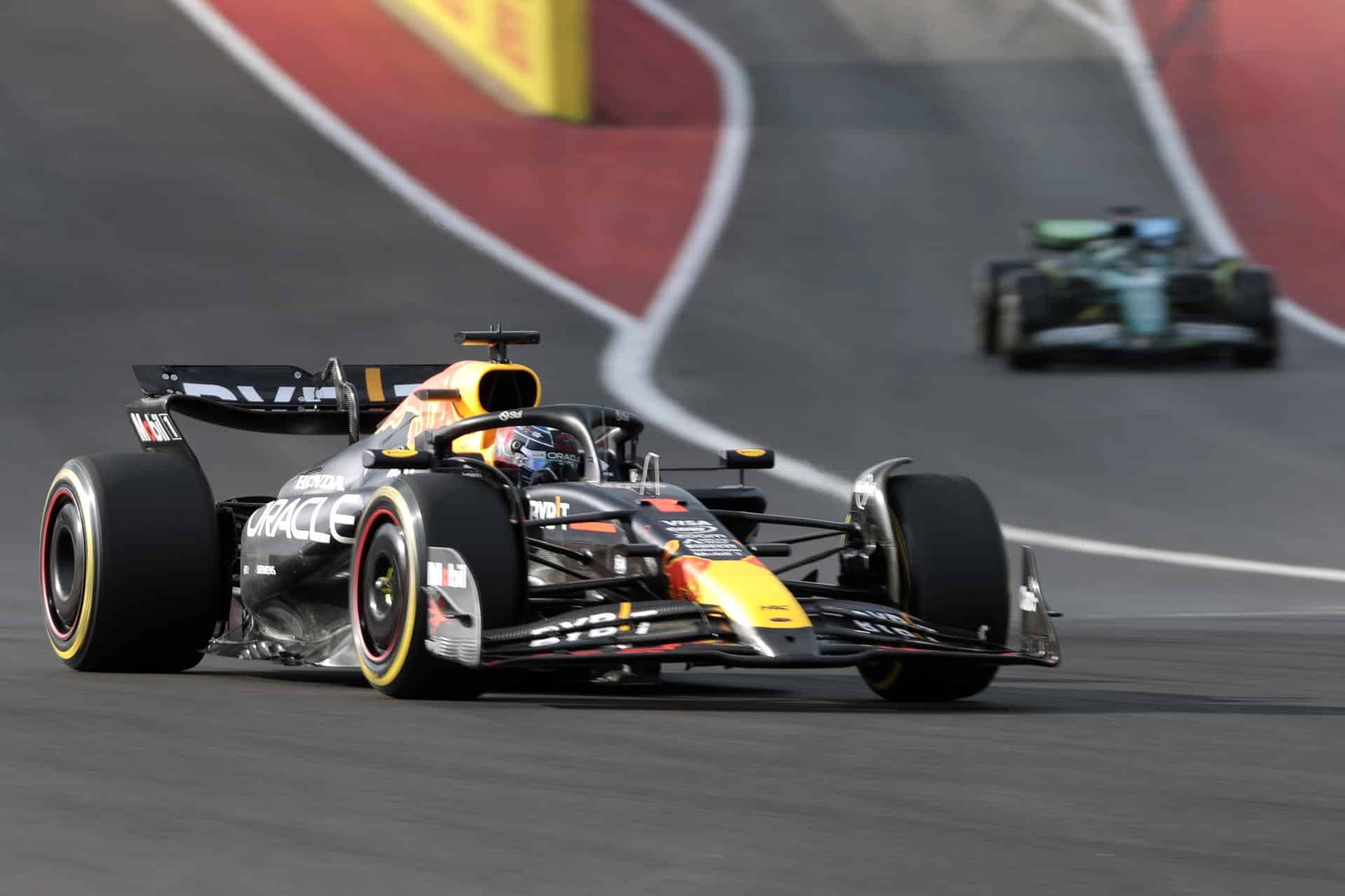 Max Verstappen de los Países Bajos para el equipo Red Bull Racing en acción durante la clasificación para la carrera Sprint en Austin, Texas, EE.UU. EFE/EPA/JOHN MABANGLO